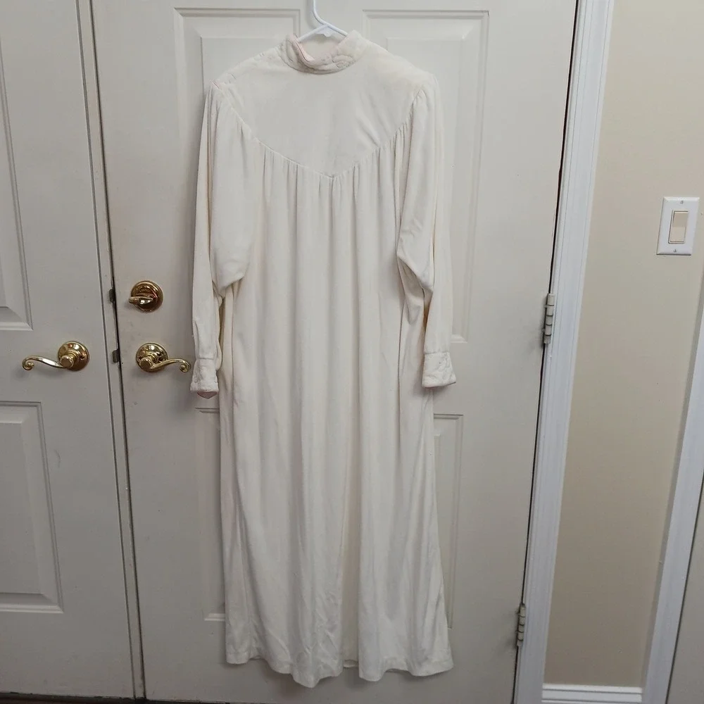 Vintage‎ Saks Fifth Avenue Ivory Housecoat Size Medium Velour Quilted